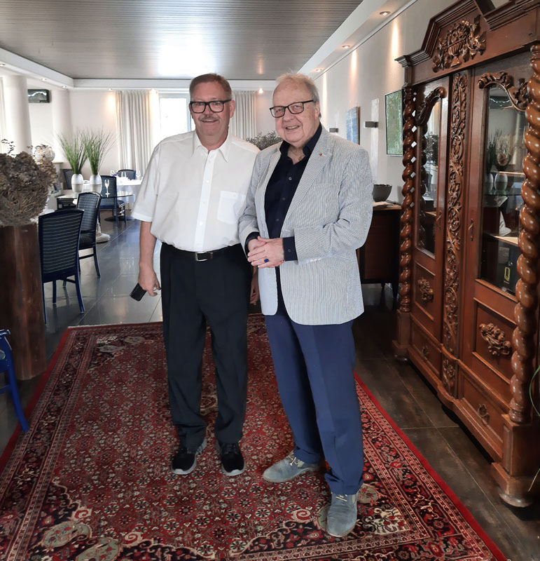  Das Foto zeigt rechts den Jubilar Reiner Jost und links Fred Metschberger (Foto: FDP-Lebach)