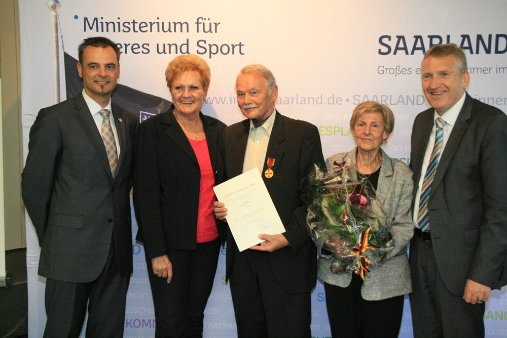 Das Bild zeigt den Geehrten Dieter Heim mit seiner Frau Ingrid sowie Frau Ministerin Bachmann, Herr Bürgermeister Brill sowie Herr Landrat Patrick Lauer ( Bild: Toni Bartz)