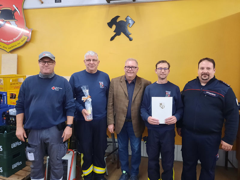 Michael Lenhof (Vorsitzender DRK), Löschbeirksführer Peter Walter (Feuerwehr Gresaubach), Ortsvorsteher Fred Metschberger, Michael Klein sowie Stadtwehrführer Sebastian Klein (Foto: Jannis Zimmer)