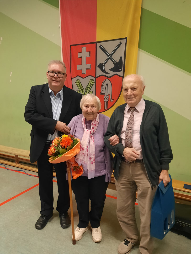 Ortsvorsteher Metschberger, Frau Mechthilde Koch sowie Herr Edgar Herrmann (Foto: Daniela Ferring)